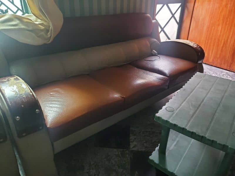 very solid sofa set. . 3