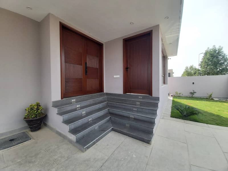 500sq yd Luxury Villa FOR SALE. 2km from Entrance of BTK. 6 Bed DDL 2 Kitchens 17