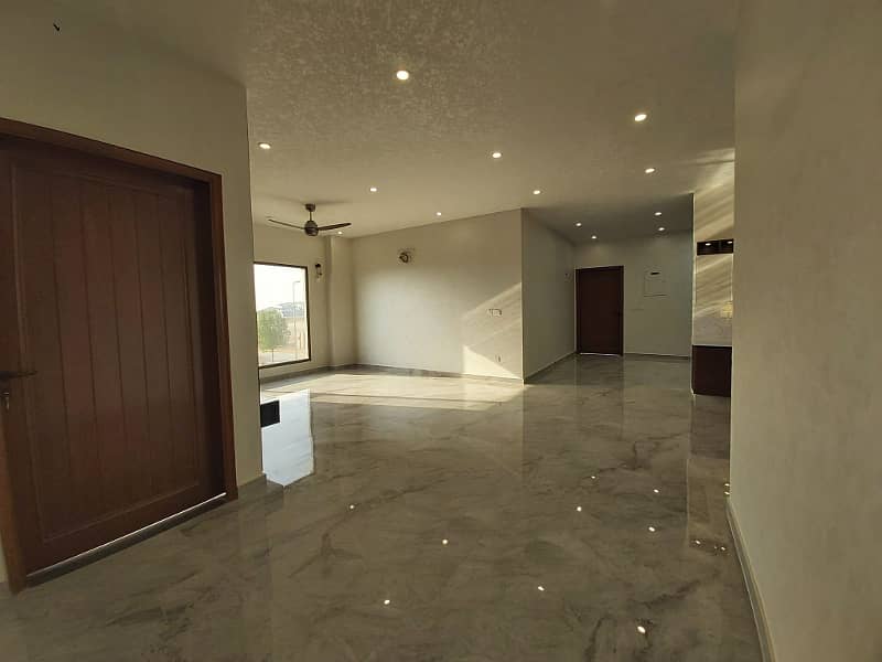 500sq yd Luxury Villa FOR SALE. 2km from Entrance of BTK. 6 Bed DDL 2 Kitchens 18