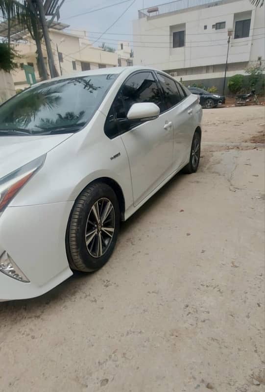 Toyota Prius 2017 1