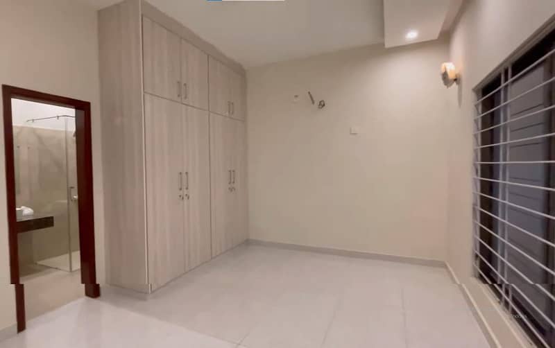 Ready to move 272sq yd 4 & 5 Bedroom DDL Luxury Villa FOR SALE. Only 4km from Main Entrance of BTK. Near GRAND MOSQUE, A-Plus Quality Construction. 1