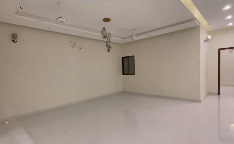 Ready to move 272sq yd 4 & 5 Bedroom DDL Luxury Villa FOR SALE. Only 4km from Main Entrance of BTK. Near GRAND MOSQUE, A-Plus Quality Construction. 10