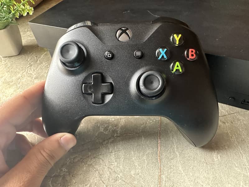 Xbox 1x Gaming Console with original Controller 2