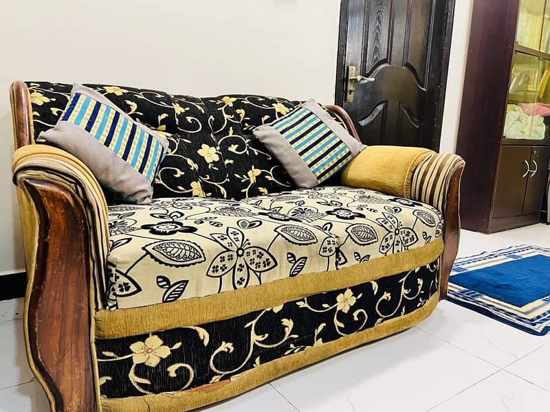 Sofa Set in Good Condition 5