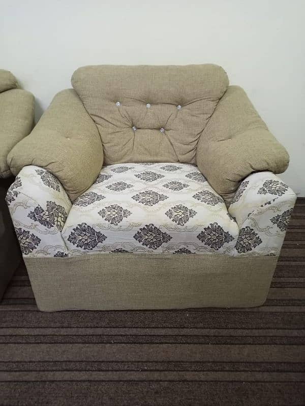 Used sofa set but in good condition 1