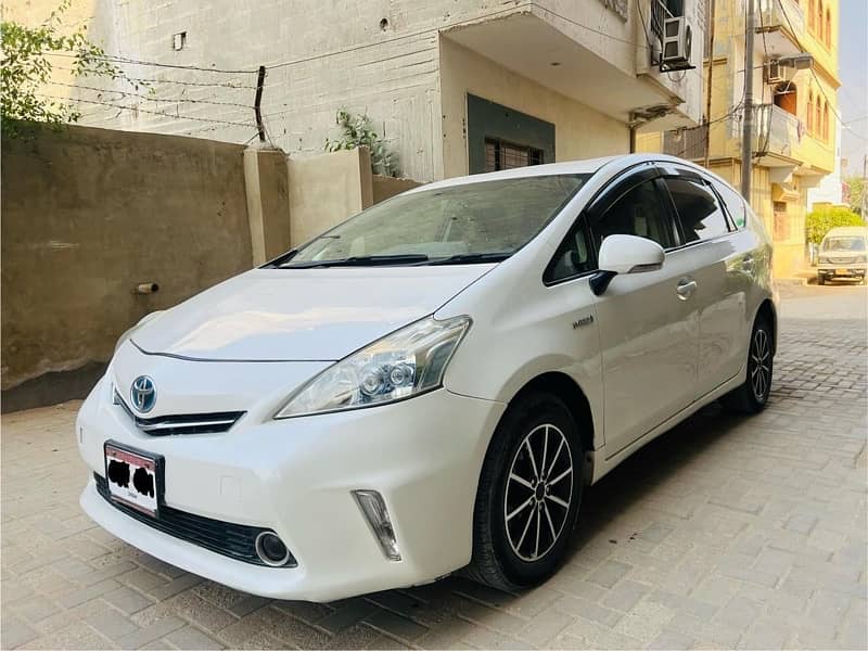 Toyota Prius Alpha 2012 3