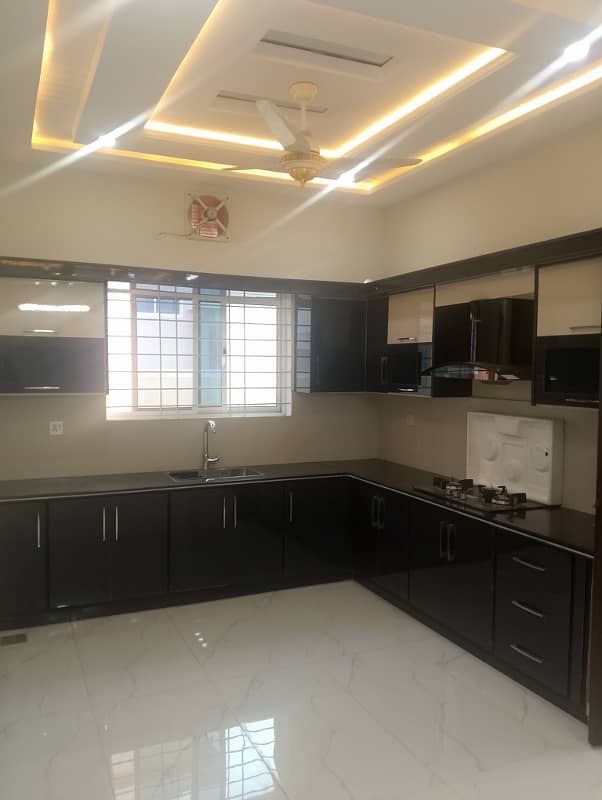 Saprate big upper portion for rent in diamond city 7