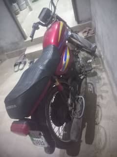 hi I am selling dhoom cd 70