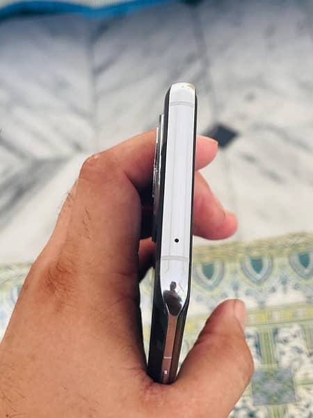 oneplus 9 pro 12gb Ram 256 GB memory back side small crack 5