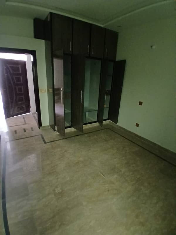 Gulberg 3rd floor 3 bedroom kitchen 3 baths 0