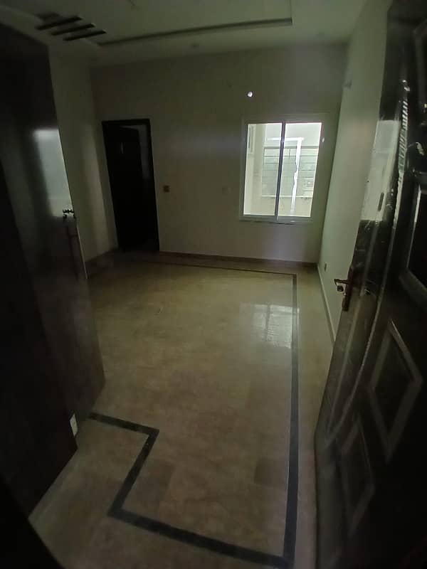 Gulberg 3rd floor 3 bedroom kitchen 3 baths 1