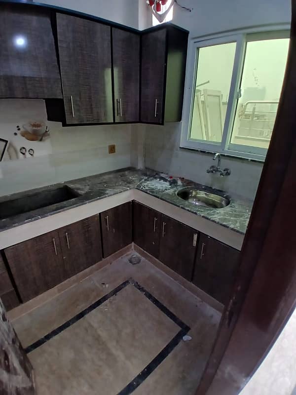 Gulberg 3rd floor 3 bedroom kitchen 3 baths 10