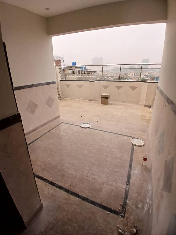 Gulberg 3rd floor 3 bedroom kitchen 3 baths 11