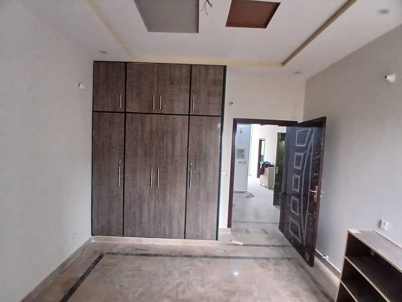 Gulberg 3rd floor 3 bedroom kitchen 3 baths 12