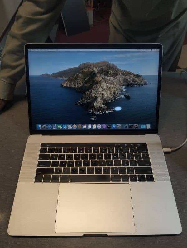 MacBook pro i7 2017 (16RAM/1TB) 0