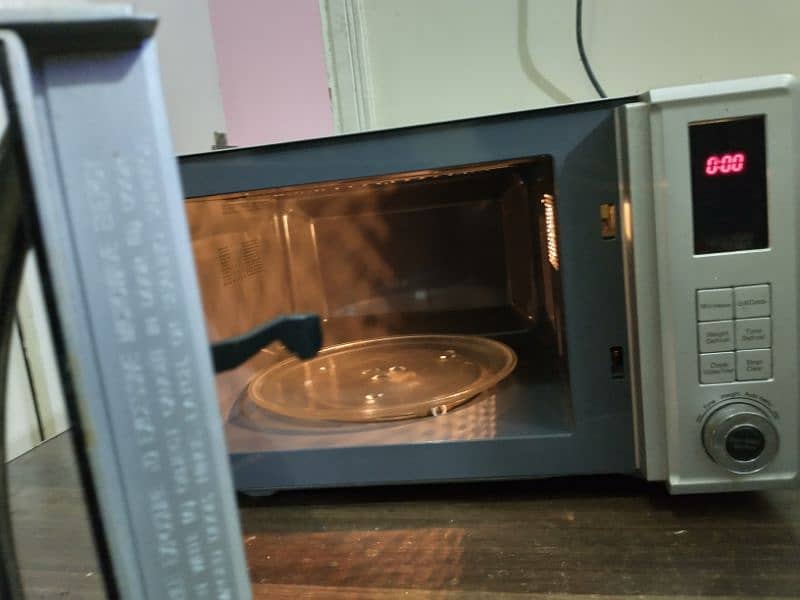 Microwave oven 4