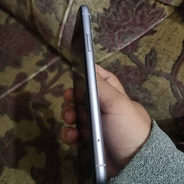 iPhone 11 10/10 condition 2