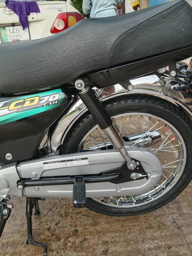 honda 70 model 24 sticker 23 outclass condition no any problem in bike 1