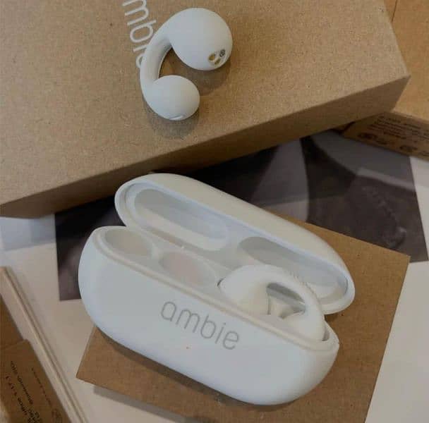 Stylish White Bluetooth 5 Earbuds With Long life 0