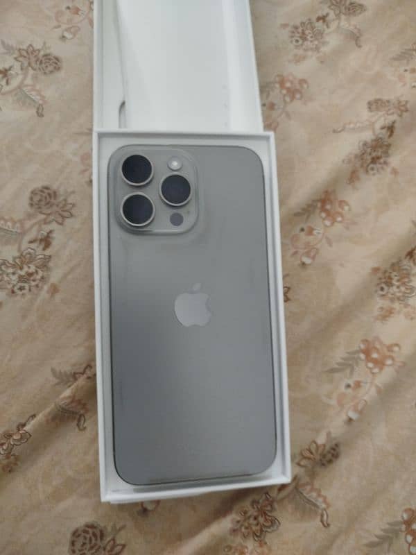 iPhone 15 pro max 1 Tb natural titanium 6