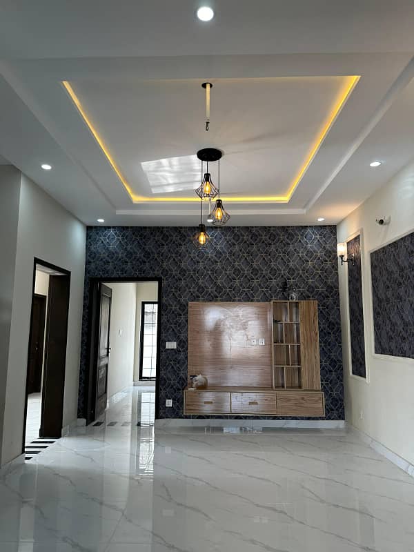 10 Marla Beautifully designed house For Rent In Park View City Lahore. 4