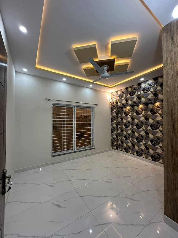 10 Marla Brand New house For Rent In Park View City Lahore. 4