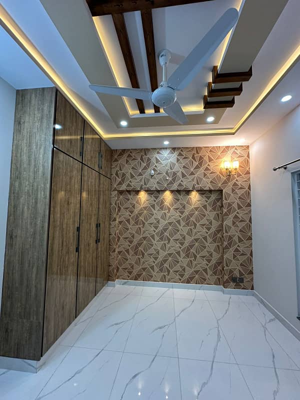 10 Marla Brand New house For Rent In Park View City Lahore. 5