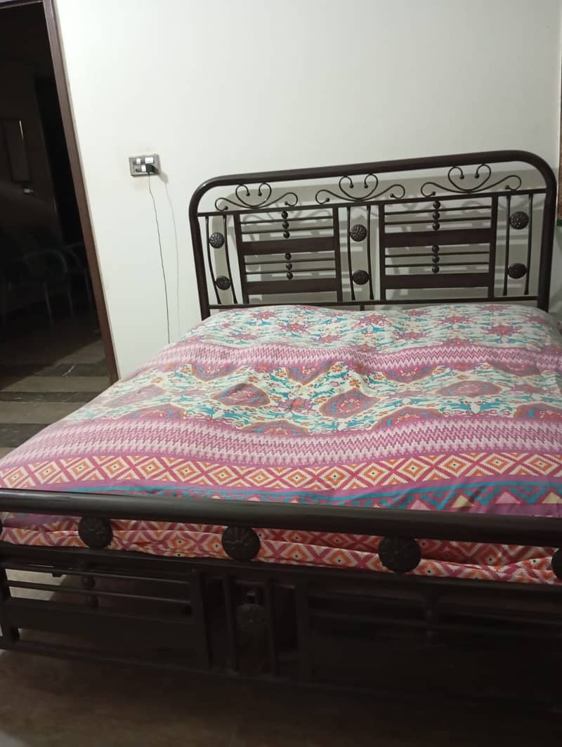 Queen size bed with metress for urgent sale 0