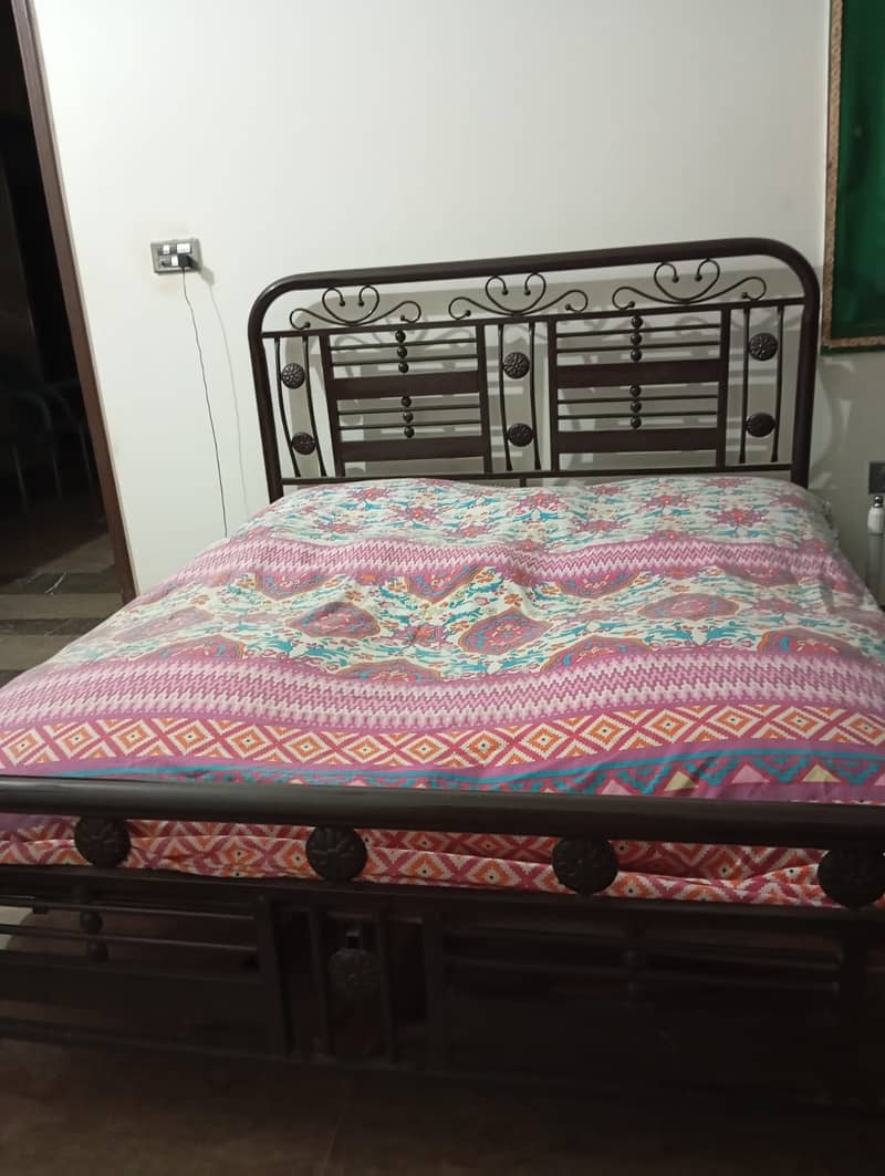 Queen size bed with metress for urgent sale 2