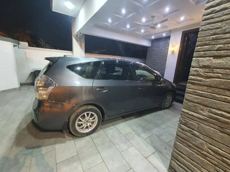 Toyota Prius Alpha 2013 4