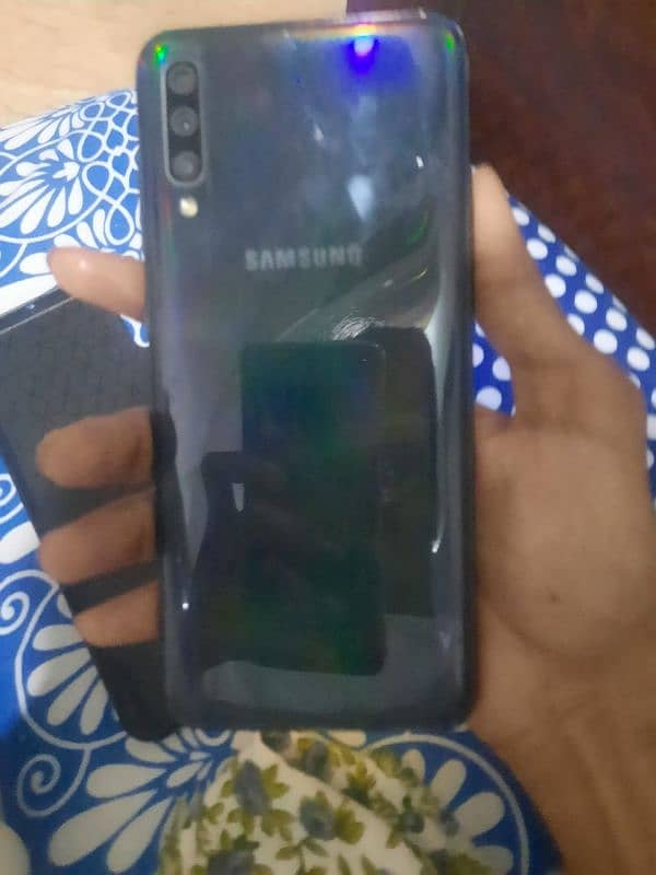 Samsung galaxy a70 6 128 gb non pta lkn pacth hy ye Saudia se aya hy 2