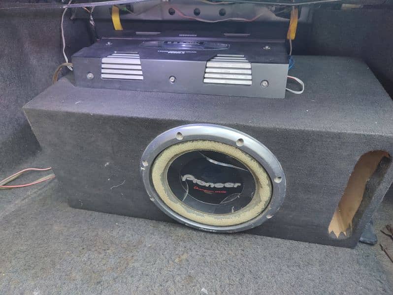 Powerful Amplifier and Woofer 0