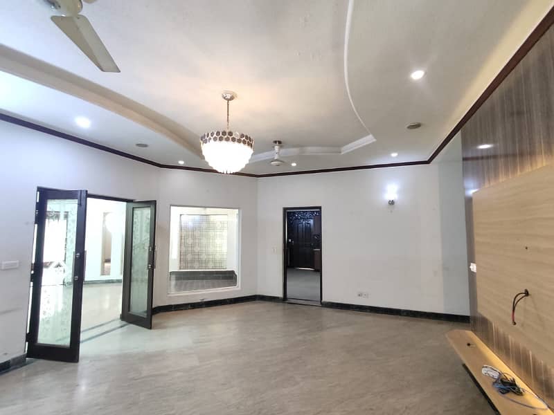 1 Kanal Bungalow Available For Rent In DHA Phase 4 With Super Hot Location. 5