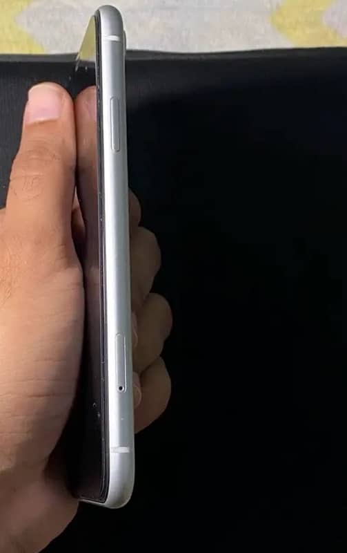 iPhone XR white colour 64 gb 3