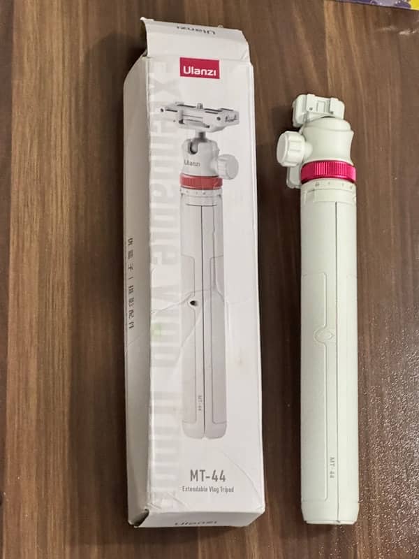 Ulanzi MT-44 Tripad + Selfie Stick - White 0