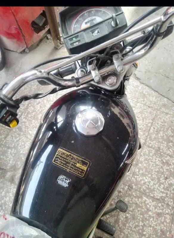 Honda 70 black lush condition  contact on this number 03174645982 5