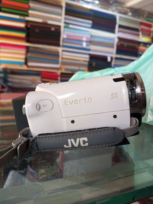 Good condition JVC Victor Everio GZ-E117 W 5