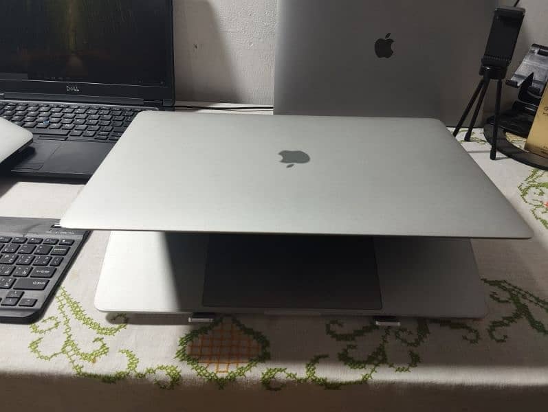 MacBook Pro 2016 2GB Graphic card 16gb/512gb 3