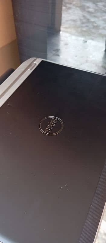 DELL laptop core i7  4GB RAM and 500 GB HD ( Hard Disk ) 7