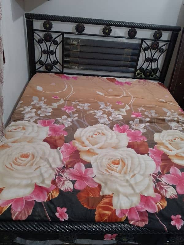 Queen size bed with Spring Mattress 0