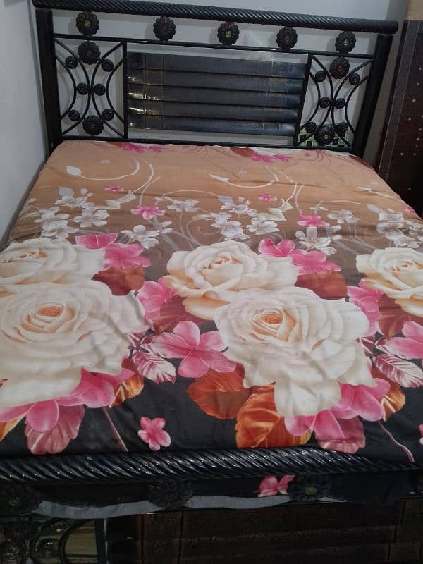 Queen size bed with Spring Mattress 2