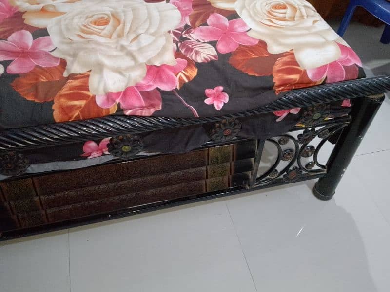 Queen size bed with Spring Mattress 3