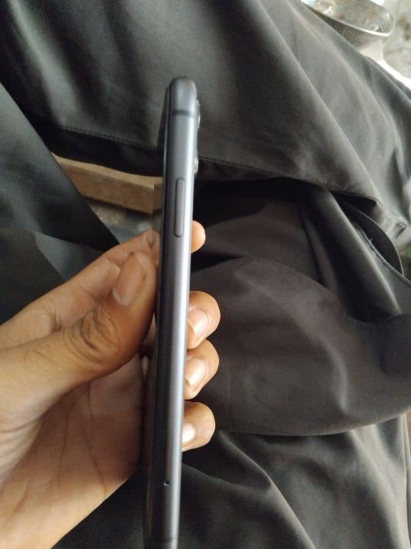 iphone 11 10/10 condition non pta sim working 3 months 3