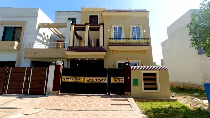 BRAND NEW 5 MARLA HOUSE FACING PARK, REASONABLE PRICE IN BAHRIA ORCHARD 0