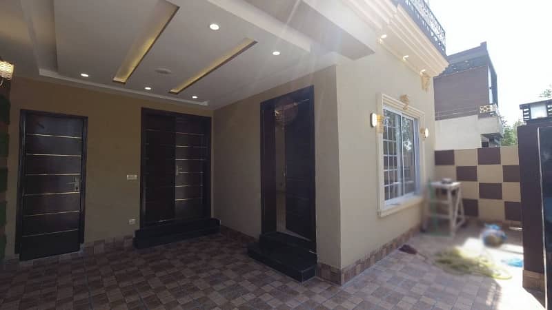 BRAND NEW 5 MARLA HOUSE FACING PARK, REASONABLE PRICE IN BAHRIA ORCHARD 4