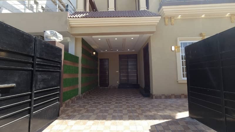 BRAND NEW 5 MARLA HOUSE FACING PARK, REASONABLE PRICE IN BAHRIA ORCHARD 5