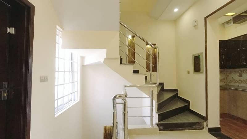 BRAND NEW 5 MARLA HOUSE FACING PARK, REASONABLE PRICE IN BAHRIA ORCHARD 8