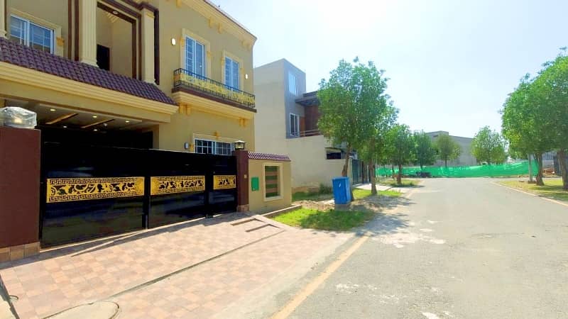 BRAND NEW 5 MARLA HOUSE FACING PARK, REASONABLE PRICE IN BAHRIA ORCHARD 17