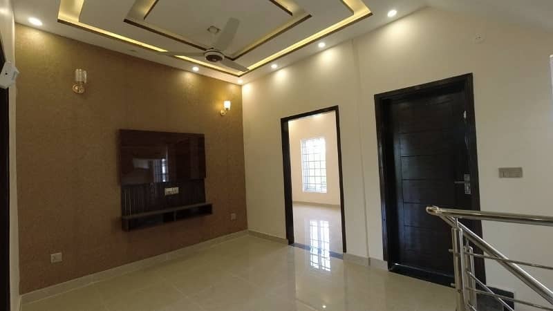 BRAND NEW 5 MARLA HOUSE FACING PARK, REASONABLE PRICE IN BAHRIA ORCHARD 26