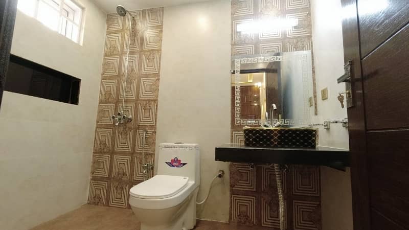 BRAND NEW 5 MARLA HOUSE FACING PARK, REASONABLE PRICE IN BAHRIA ORCHARD 28